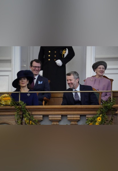 Royal Style: silk, stomachers, sapphires and plenty of sass