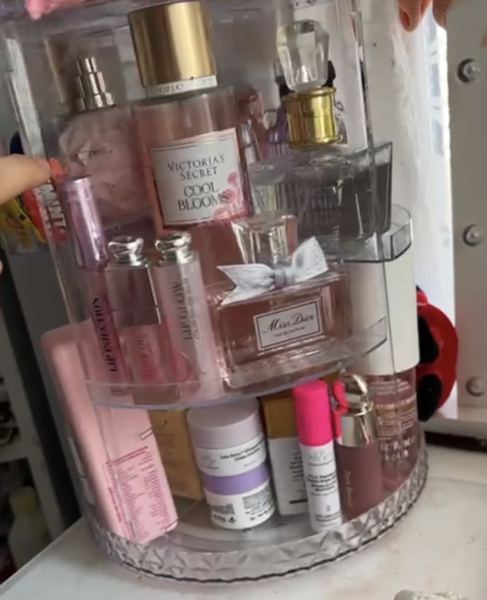 Does anyone have a vanity area? If so, pic please?