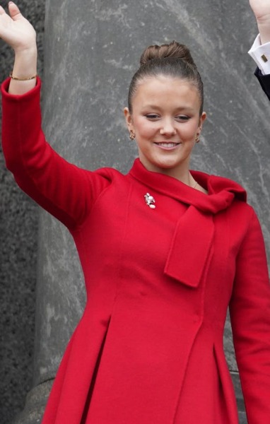 Royal Style: silk, stomachers, sapphires and plenty of sass