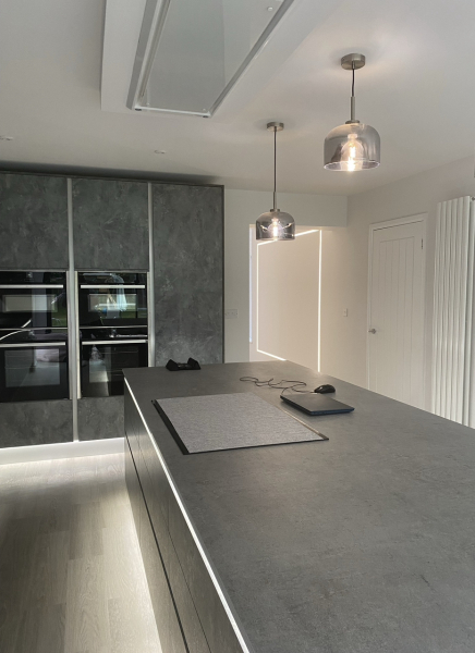 Does anyone have a black/ charcoal kitchen
