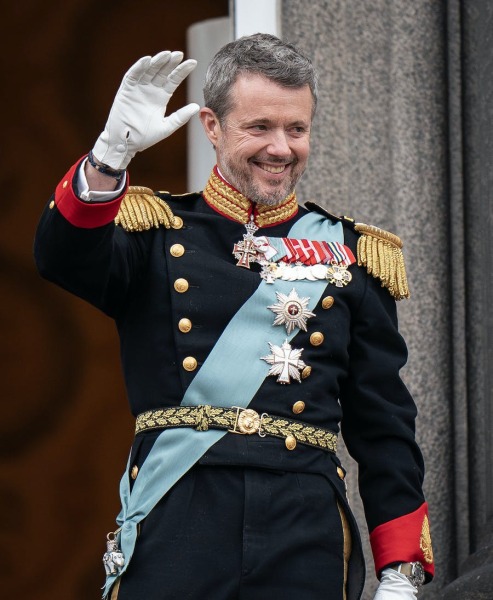 Royal Style: silk, stomachers, sapphires and plenty of sass