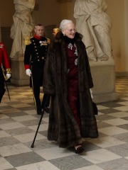 Royal Style: silk, stomachers, sapphires and plenty of sass