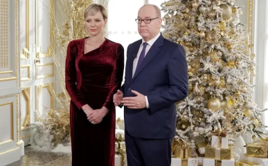 Royal Style: silk, stomachers, sapphires and plenty of sass