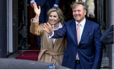 Royal Style: silk, stomachers, sapphires and plenty of sass