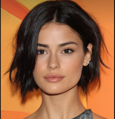 What is this hairstyle? Does it have layers? Not sure what to ask for?