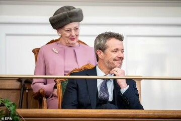 Royal Style: silk, stomachers, sapphires and plenty of sass