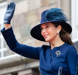 Royal Style: silk, stomachers, sapphires and plenty of sass