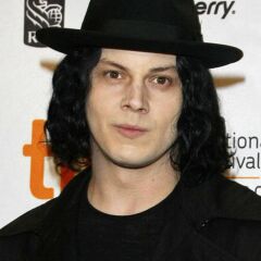 Celebs that look alike but aren't related?