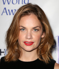 Celebs that look alike but aren't related?