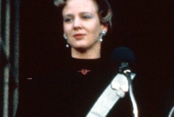 Royal Style: silk, stomachers, sapphires and plenty of sass