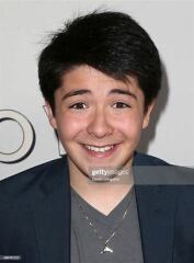 Celebs that look alike but aren't related?