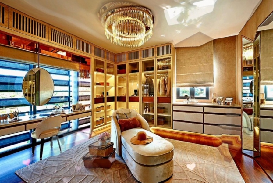 Does anyone have a vanity area? If so, pic please?