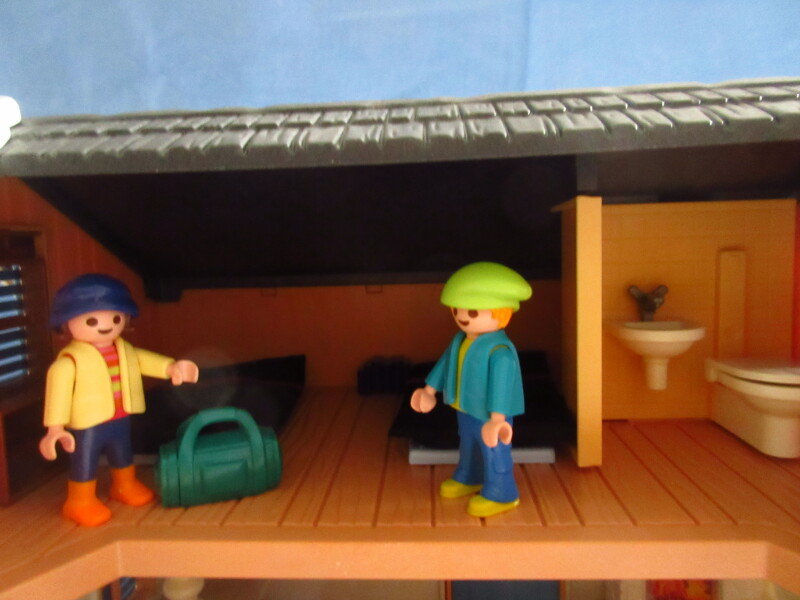 It's winter holiday time for the Playmobil people in our house...
