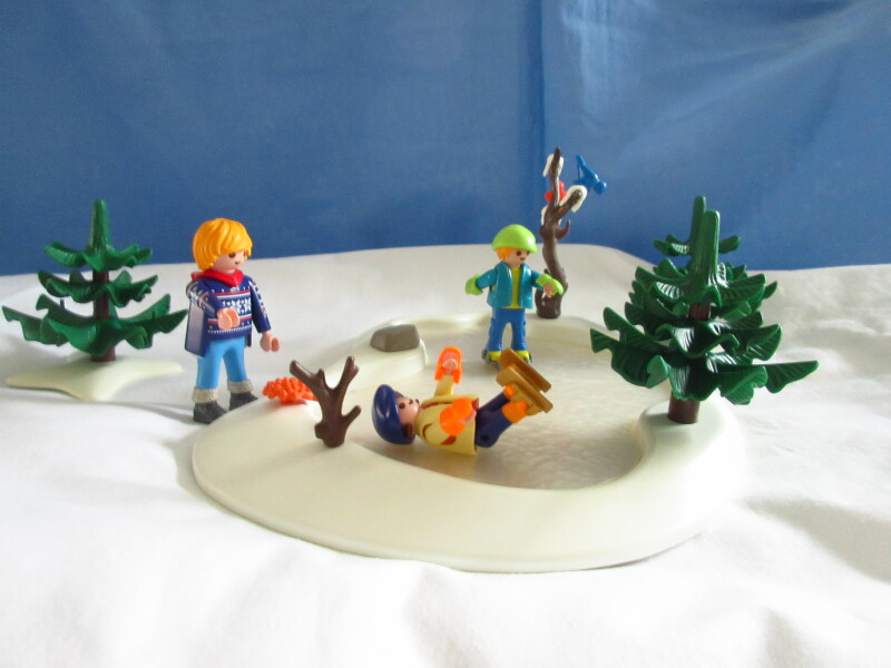 It's winter holiday time for the Playmobil people in our house...