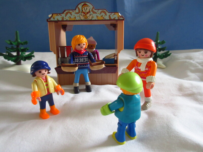 It's winter holiday time for the Playmobil people in our house...