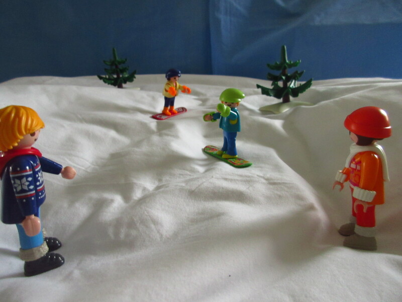 It's winter holiday time for the Playmobil people in our house...