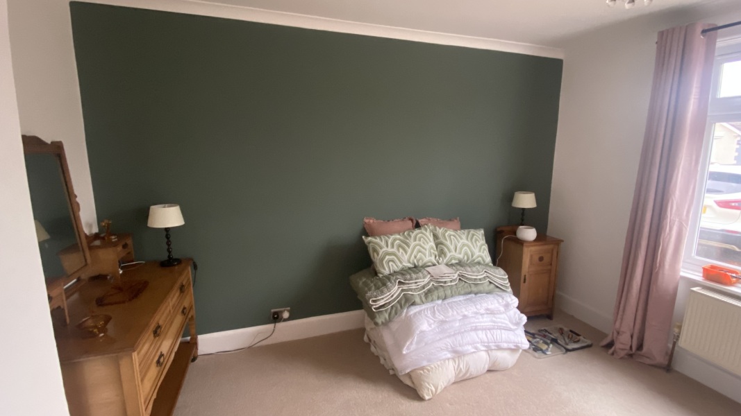 Bedroom dark green and ???