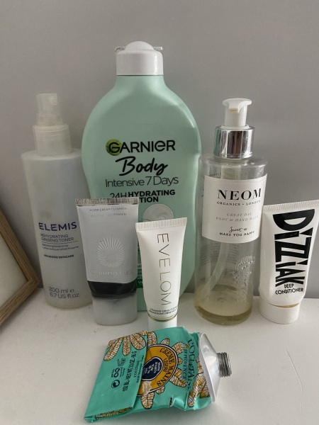 Feel the temptation to indulge in beauty treats? Is your collection overflowing with treasures? Come unite with fellow beauty enthusiasts in this lovely group!