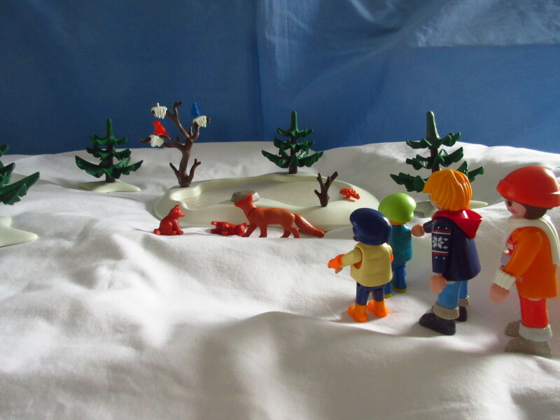 It's winter holiday time for the Playmobil people in our house...