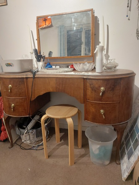 Does anyone have a vanity area? If so, pic please?