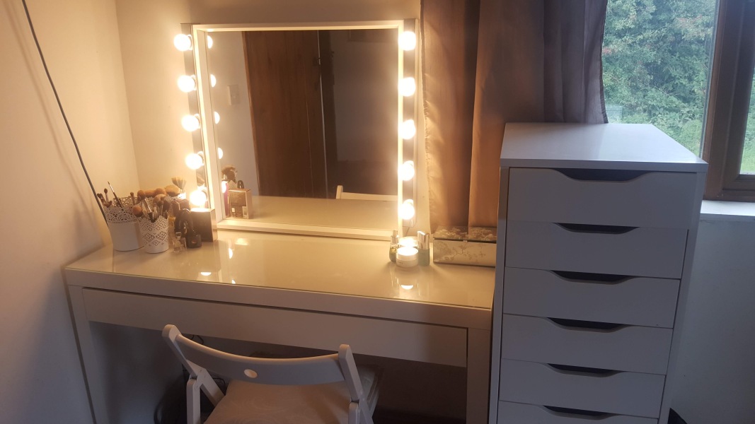 Does anyone have a vanity area? If so, pic please?