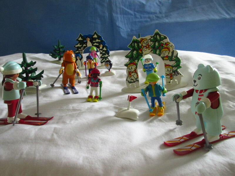 It's winter holiday time for the Playmobil people in our house...