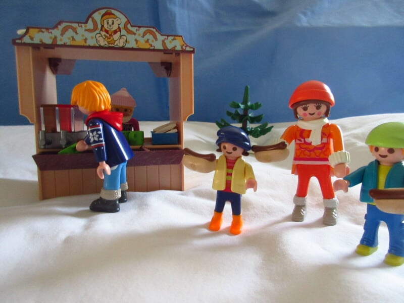 It's winter holiday time for the Playmobil people in our house...