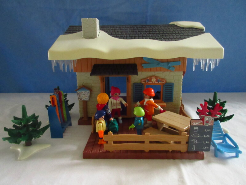 It's winter holiday time for the Playmobil people in our house...