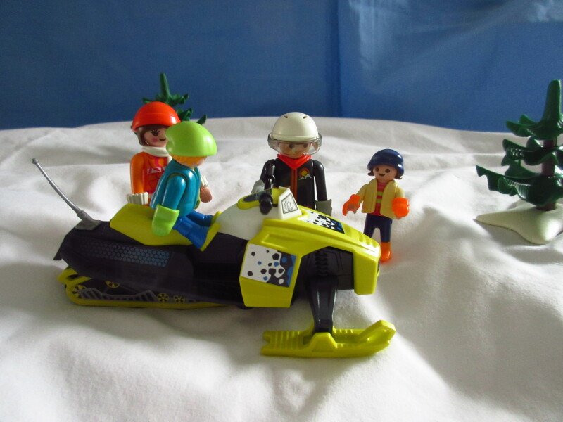 It's winter holiday time for the Playmobil people in our house...