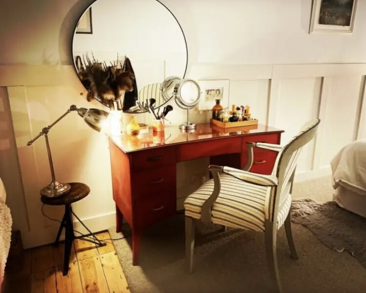 Does anyone have a vanity area? If so, pic please?