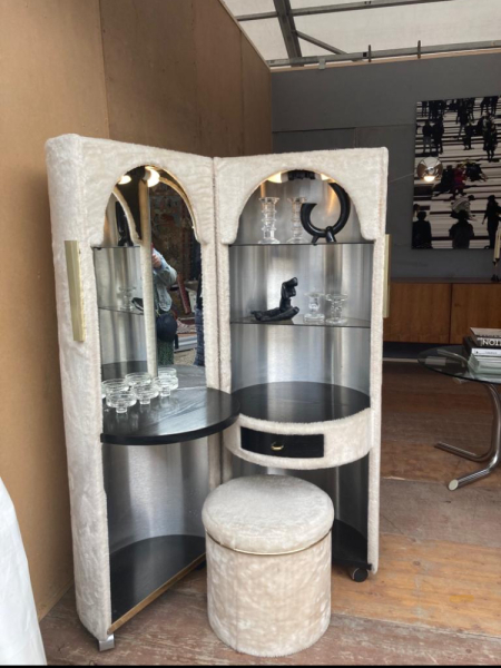 Does anyone have a vanity area? If so, pic please?