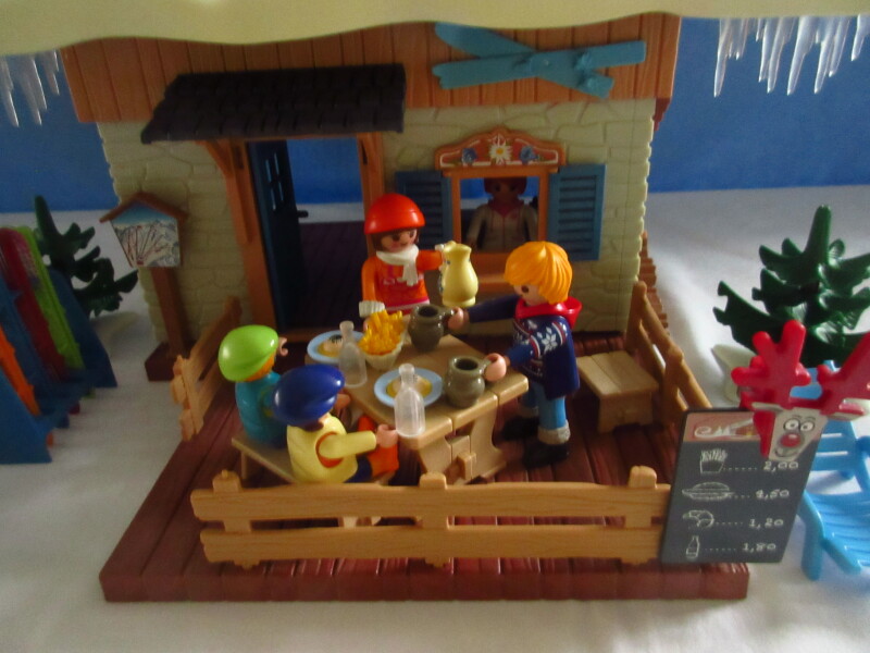 It's winter holiday time for the Playmobil people in our house...