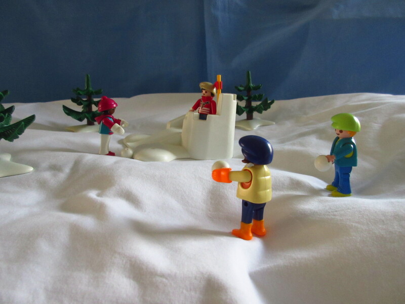 It's winter holiday time for the Playmobil people in our house...