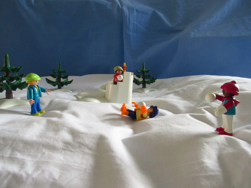 It's winter holiday time for the Playmobil people in our house...