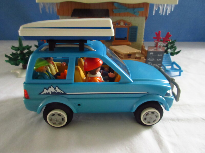 It's winter holiday time for the Playmobil people in our house...