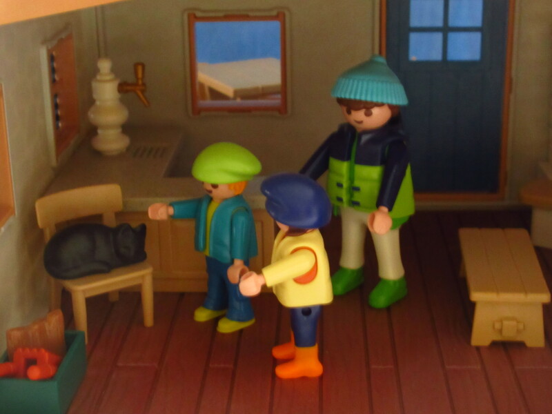 It's winter holiday time for the Playmobil people in our house...