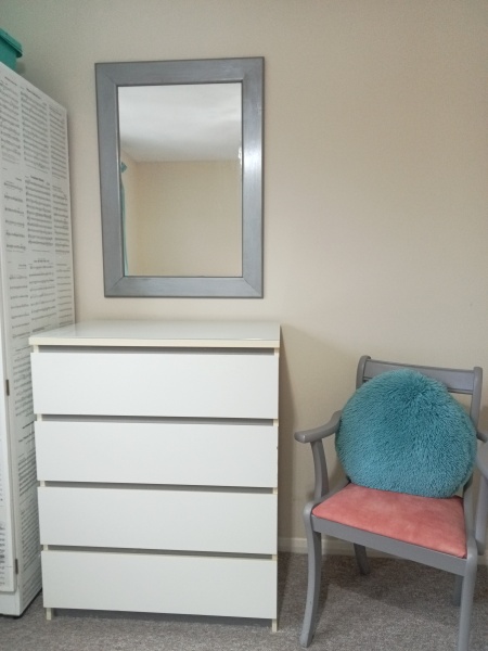 Does anyone have a vanity area? If so, pic please?