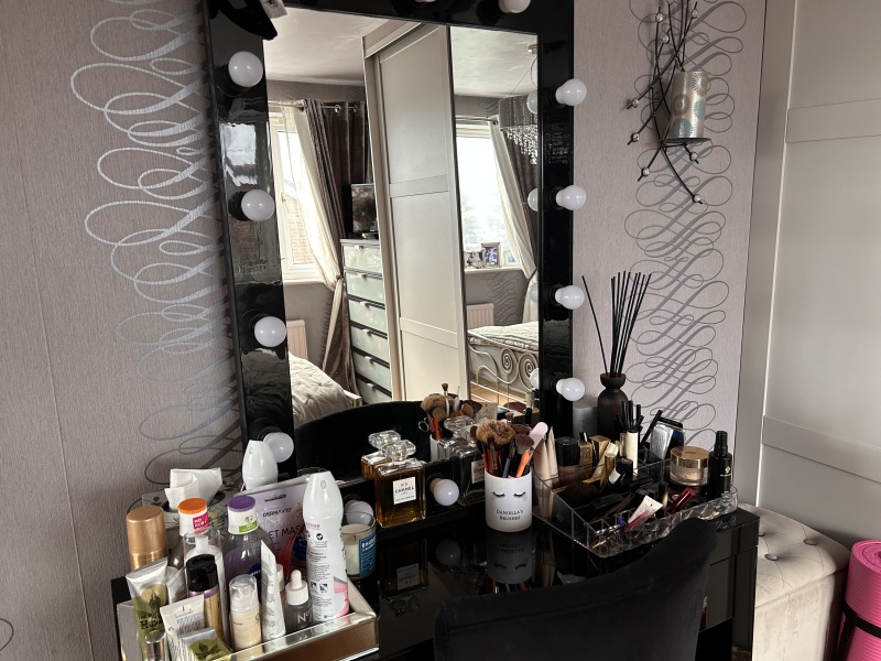 Does anyone have a vanity area? If so, pic please?