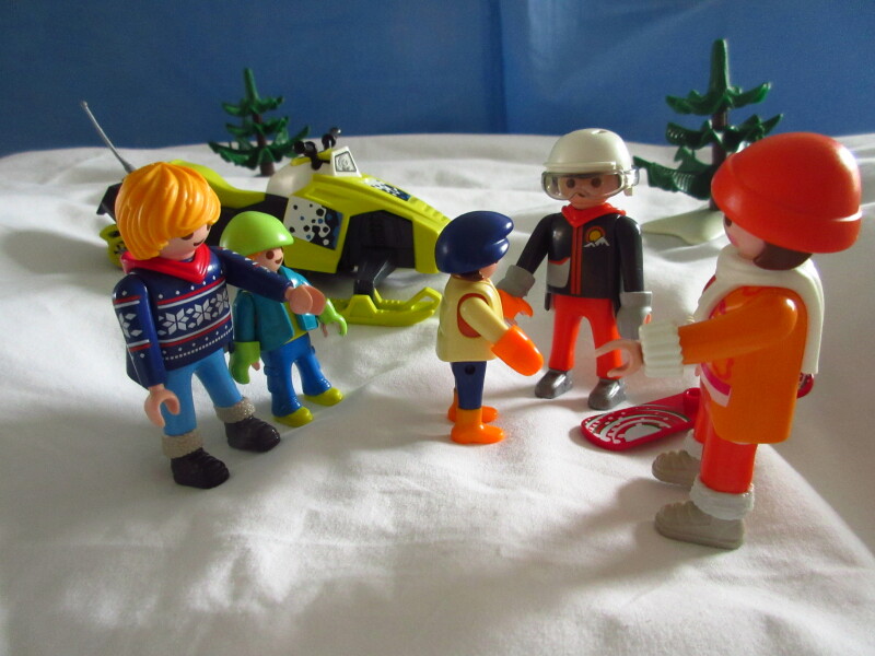 It's winter holiday time for the Playmobil people in our house...