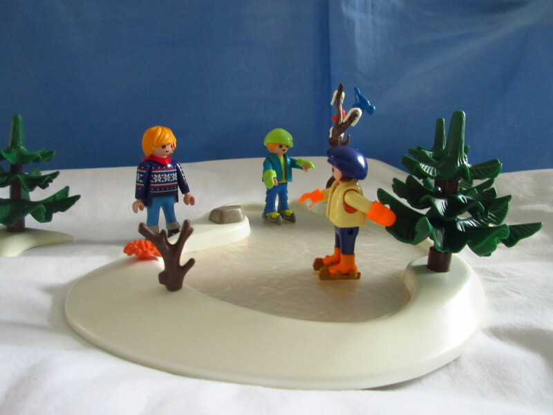 It's winter holiday time for the Playmobil people in our house...