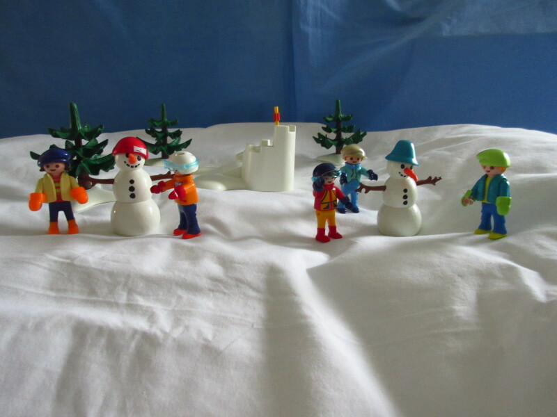 It's winter holiday time for the Playmobil people in our house...