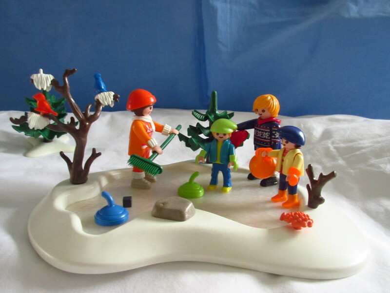 It's winter holiday time for the Playmobil people in our house...