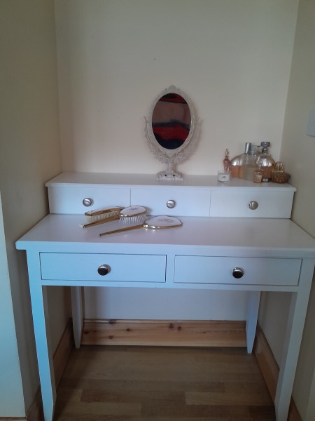 Does anyone have a vanity area? If so, pic please?