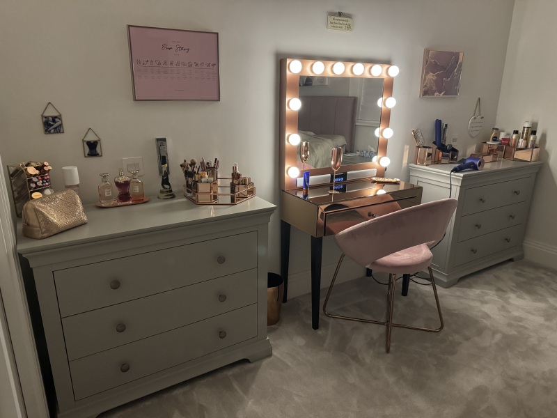 Does anyone have a vanity area? If so, pic please?