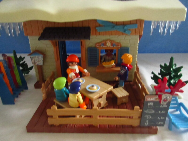 It's winter holiday time for the Playmobil people in our house...