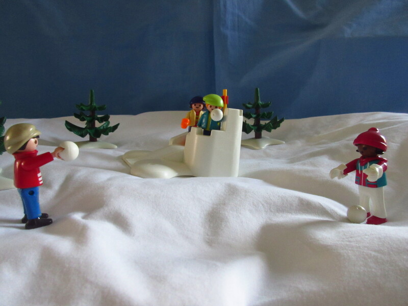 It's winter holiday time for the Playmobil people in our house...