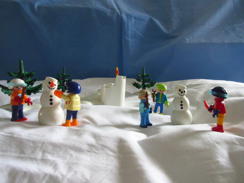 It's winter holiday time for the Playmobil people in our house...