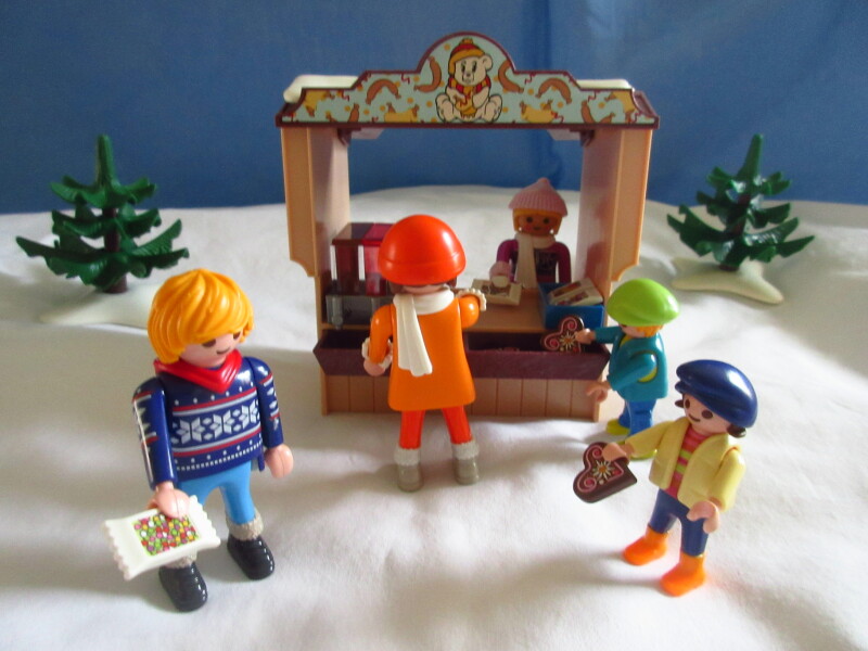 It's winter holiday time for the Playmobil people in our house...