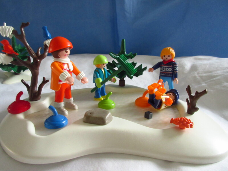 It's winter holiday time for the Playmobil people in our house...