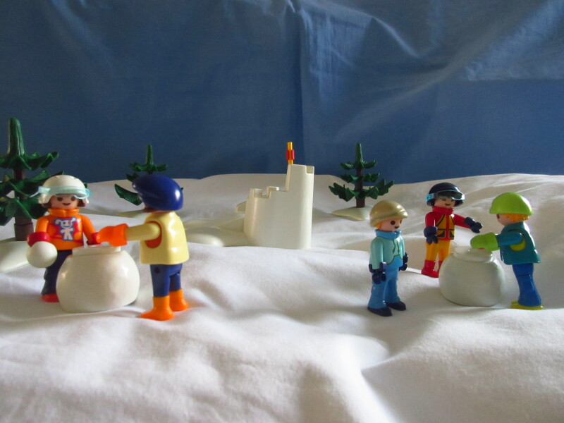 It's winter holiday time for the Playmobil people in our house...